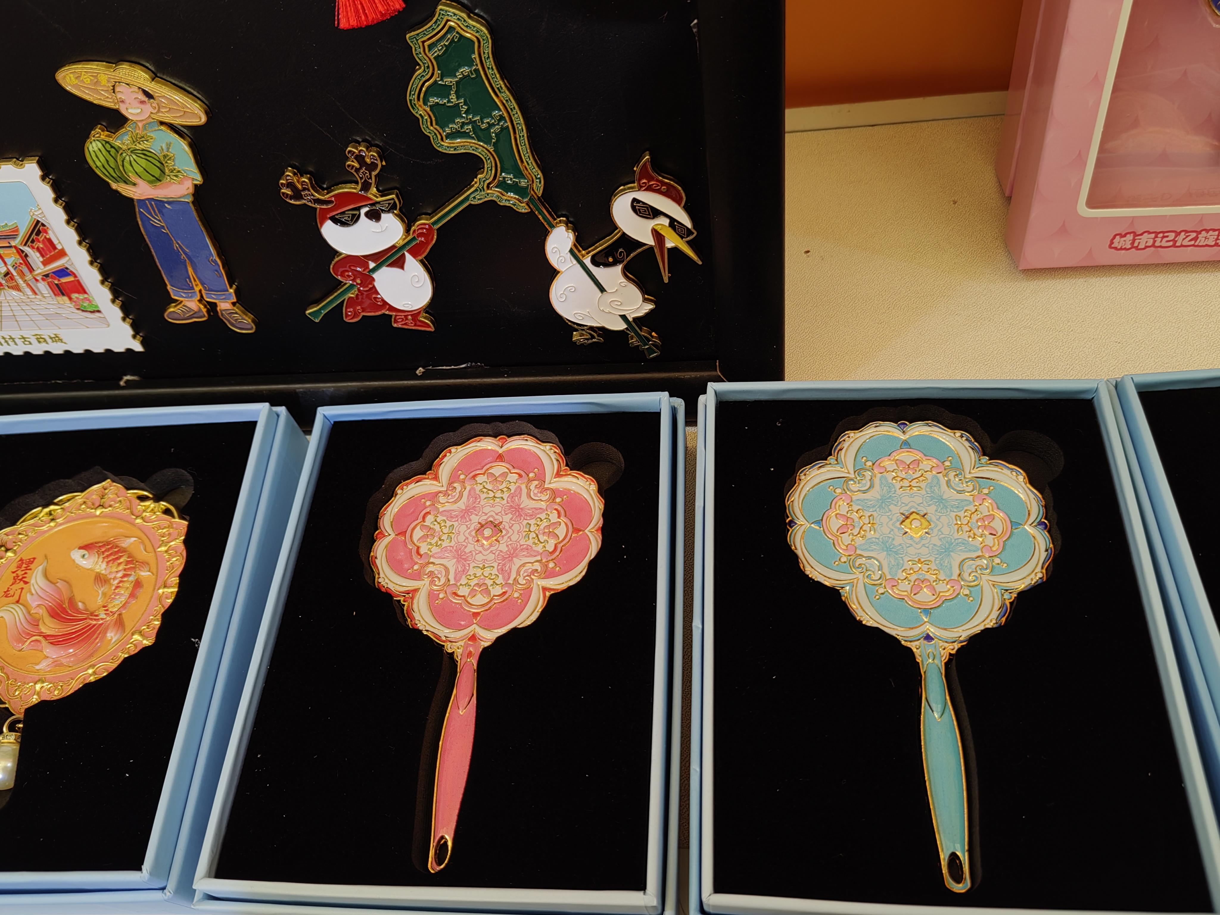 Bonnie Craft wystawia różne magnesy na lodówkę w nowym międzynarodowym centrum wystawowym w Szanghaju