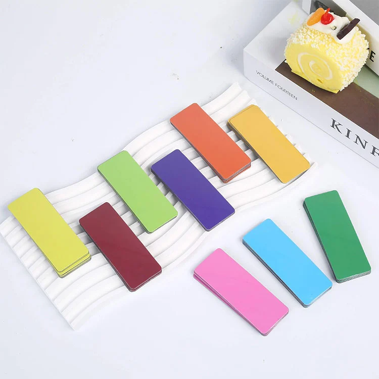 Metalowy magnes na lodówkę z literą alfabetu